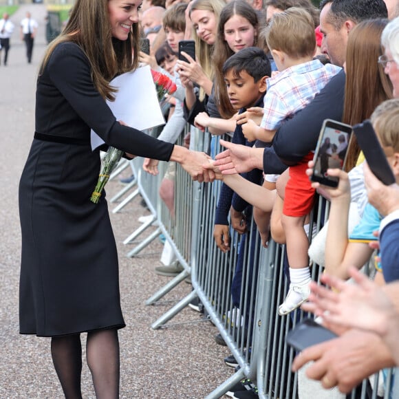 La princesse de Galles Kate Catherine Middleton à la rencontre de la foule devant le château de Windsor, suite au décès de la reine Elisabeth II d'Angleterre. Le 10 septembre 2022