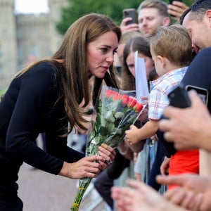 La princesse de Galles Kate Catherine Middleton à la rencontre de la foule devant le château de Windsor, suite au décès de la reine Elisabeth II d'Angleterre. Le 10 septembre 2022