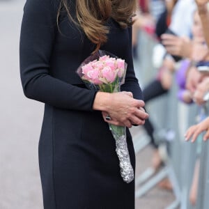 La princesse de Galles Kate Catherine Middleton à la rencontre de la foule devant le château de Windsor, suite au décès de la reine Elisabeth II d'Angleterre. Le 10 septembre 2022