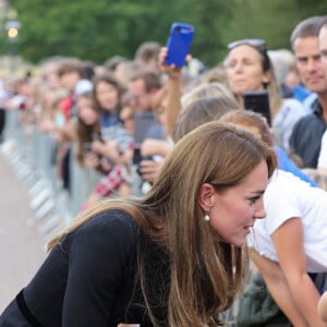 La princesse de Galles Kate Catherine Middleton à la rencontre de la foule devant le château de Windsor, suite au décès de la reine Elisabeth II d'Angleterre. Le 10 septembre 2022