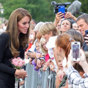 La princesse de Galles Kate Catherine Middleton à la rencontre de la foule devant le château de Windsor, suite au décès de la reine Elisabeth II d'Angleterre. Le 10 septembre 2022