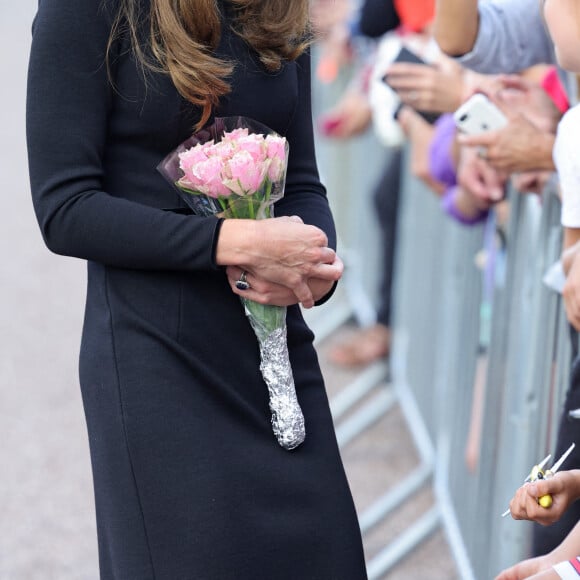 La princesse de Galles Kate Catherine Middleton à la rencontre de la foule devant le château de Windsor, suite au décès de la reine Elisabeth II d'Angleterre. Le 10 septembre 2022