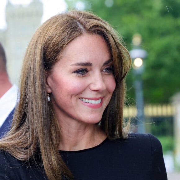 La princesse de Galles Kate Catherine Middleton à la rencontre de la foule devant le château de Windsor, suite au décès de la reine Elisabeth II d'Angleterre. Le 10 septembre 2022