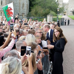 La princesse de Galles Kate Catherine Middleton à la rencontre de la foule devant le château de Windsor, suite au décès de la reine Elisabeth II d'Angleterre. Le 10 septembre 2022