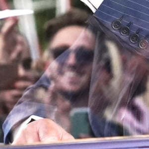 Le roi Charles III d'Angleterre salue la foule à son arrivée au palais de Buckingham à Londres. Le 11 septembre 2022