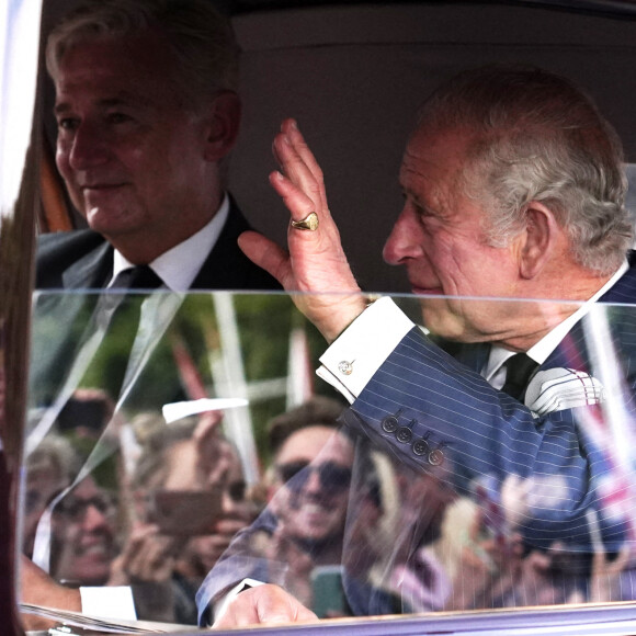 Le roi Charles III d'Angleterre salue la foule à son arrivée au palais de Buckingham à Londres. Le 11 septembre 2022