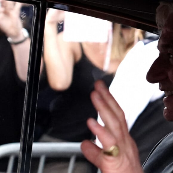 Le roi Charles III d'Angleterre salue la foule à son arrivée au palais de Buckingham à Londres. Le 11 septembre 2022