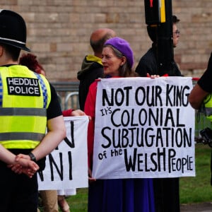 Manifestation contre la proclamation du roi Charles III d'Angleterre devant le château de Cardiff. Le 11 septembre 2022