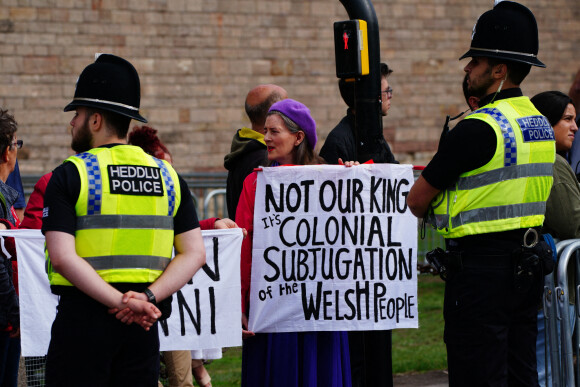 Manifestation contre la proclamation du roi Charles III d'Angleterre devant le château de Cardiff. Le 11 septembre 2022