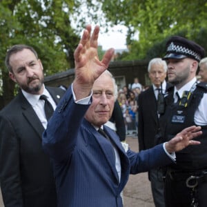 Le roi Charles III d'Angleterre salue la foule devant la Clarence House à Londres. Le 10 septembre 2022  King Charles III meets well-wishers as he returns to Clarence House from Buckingham Palace along the Mall during a impromptu walkabout following the death of Queen Elizabeth II on September 10, 2022 in London, United Kingdom. 