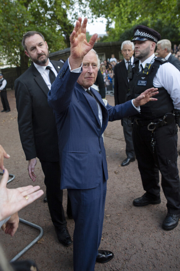 Le roi Charles III d'Angleterre salue la foule devant la Clarence House à Londres. Le 10 septembre 2022  King Charles III meets well-wishers as he returns to Clarence House from Buckingham Palace along the Mall during a impromptu walkabout following the death of Queen Elizabeth II on September 10, 2022 in London, United Kingdom. 