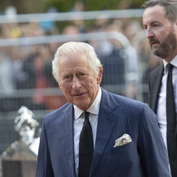 Le roi Charles III d'Angleterre salue la foule devant la Clarence House à Londres. Le 10 septembre 2022