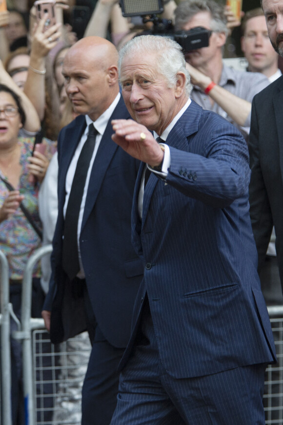 Le roi Charles III d'Angleterre salue la foule devant la Clarence House à Londres. Le 10 septembre 2022