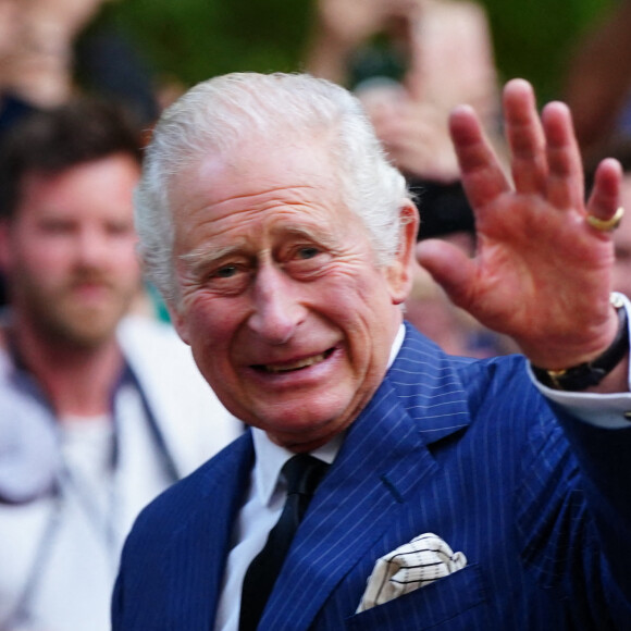 Le roi Charles III d'Angleterre salue la foule devant la Clarence House à Londres