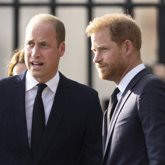 Le prince William, le prince Harry à la rencontre de la foule devant le château de Windsor, suite au décès de la reine Elizabeth II d'Angleterre