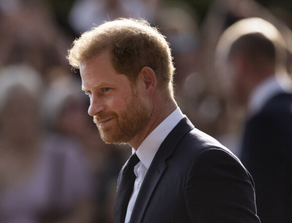 Le prince Harry à la rencontre de la foule devant le château de Windsor, suite au décès de la reine Elizabeth II d'Angleterre. Le 10 septembre 2022.