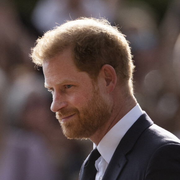 Le prince Harry à la rencontre de la foule devant le château de Windsor, suite au décès de la reine Elizabeth II d'Angleterre. Le 10 septembre 2022.