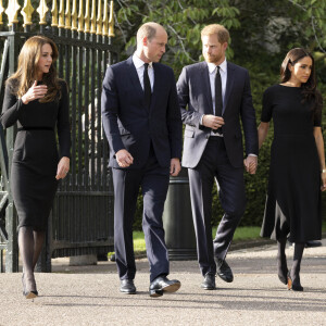 Le prince William, Kate Middleton, le prince Harry et Meghan Markle devant le château de Windsor, suite au décès de la reine Elizabeth II d'Angleterre. Le 10 septembre 2022.