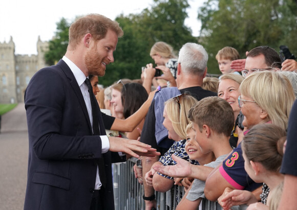 Le prince Harry, duc de Sussex à la rencontre de la foule devant le château de Windsor, suite au décès de la reine Elizabeth II d'Angleterre. Le 10 septembre 2022.