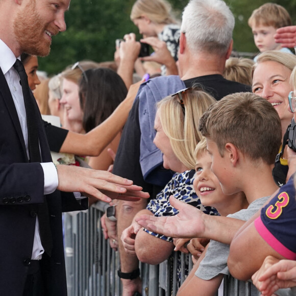 Le prince Harry, duc de Sussex à la rencontre de la foule devant le château de Windsor, suite au décès de la reine Elizabeth II d'Angleterre. Le 10 septembre 2022.