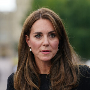 La princesse de Galles, Kate Middleton, à la rencontre de la foule devant le château de Windsor, suite au décès de la reine Elzsabeth II d'Angleterre. Le 10 septembre 2022.