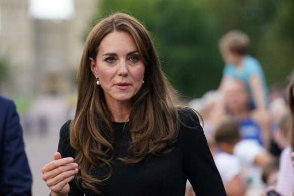 La princesse de Galles, Kate Middleton, à la rencontre de la foule devant le château de Windsor, suite au décès de la reine Elzsabeth II d'Angleterre. Le 10 septembre 2022.