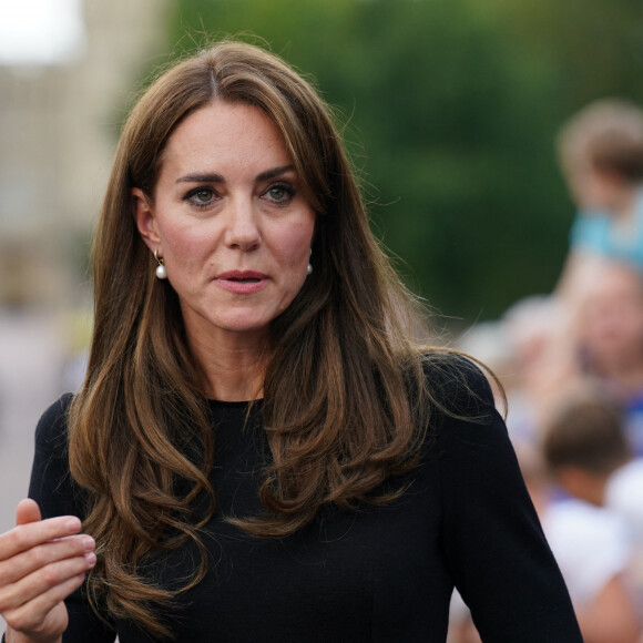 La princesse de Galles, Kate Middleton, à la rencontre de la foule devant le château de Windsor, suite au décès de la reine Elzsabeth II d'Angleterre. Le 10 septembre 2022.