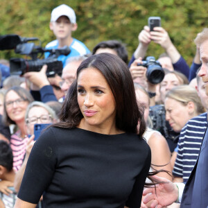 Le prince Harry et Meghan Markle à la rencontre de la foule devant le château de Windsor, suite au décès de la reine Elizabeth II d'Angleterre. Le 10 septembre 2022.