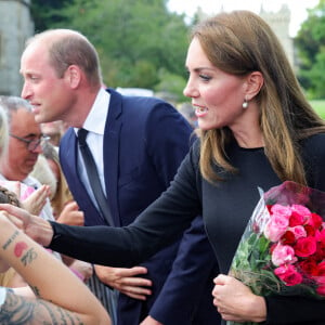 Le prince William et Kate Middleton à la rencontre de la foule devant le château de Windsor, suite au décès de la reine Elizabeth II d'Angleterre. Le 10 septembre 2022.