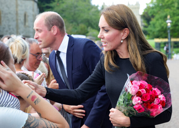 Le prince William et Kate Middleton à la rencontre de la foule devant le château de Windsor, suite au décès de la reine Elizabeth II d'Angleterre. Le 10 septembre 2022.