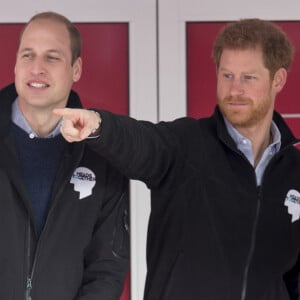 Le prince William, Kate Middleton et le prince Harry donnent le départ et assistent au marathon de Londres, le 23 avril 2017.