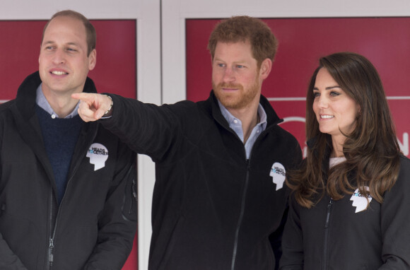 Le prince William, Kate Middleton et le prince Harry donnent le départ et assistent au marathon de Londres, le 23 avril 2017.