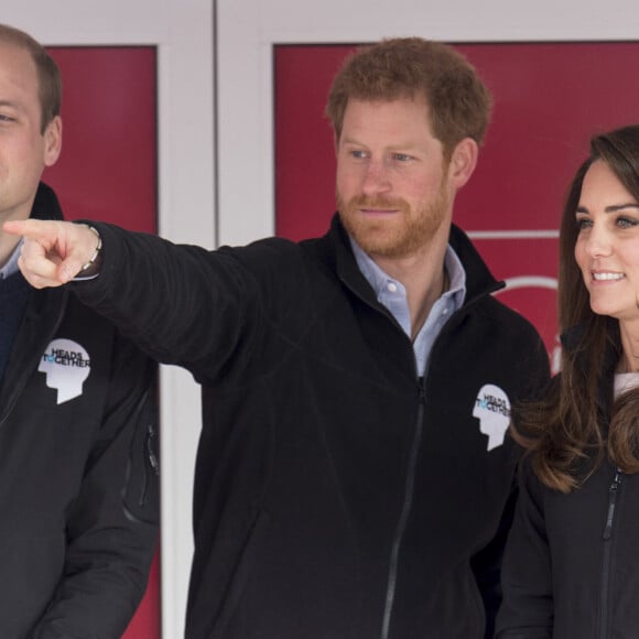 Le prince William, Kate Middleton et le prince Harry donnent le départ et assistent au marathon de Londres, le 23 avril 2017.