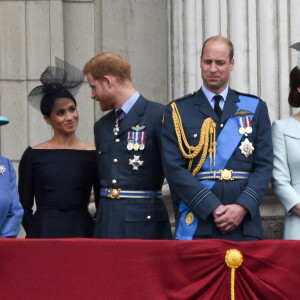 La reine Elizabeth II d'Angleterre, Meghan Markle, le prince Harry, le prince William, Kate Middleton - La famille royale d'Angleterre lors de la parade aérienne de la RAF pour le centième anniversaire au palais de Buckingham à Londres. Le 10 juillet 2018