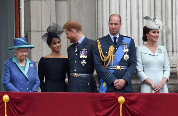 La reine Elizabeth II d'Angleterre, Meghan Markle, le prince Harry, le prince William, Kate Middleton - La famille royale d'Angleterre lors de la parade aérienne de la RAF pour le centième anniversaire au palais de Buckingham à Londres. Le 10 juillet 2018