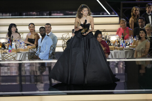 Zendaya, meilleure actrice dans une série dramatique, lors des Emmy Awards le 12 septembre 2022 à Los Angeles. Elle porte une robe Valentino
