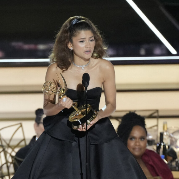 Zendaya, meilleure actrice dans une série dramatique, lors des Emmy Awards le 12 septembre 2022 à Los Angeles. Elle porte une robe Valentino