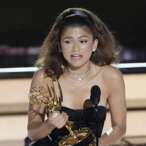 Zendaya, meilleure actrice dans une série dramatique, lors des Emmy Awards à Los Angeles. Elle porte une robe Valentino