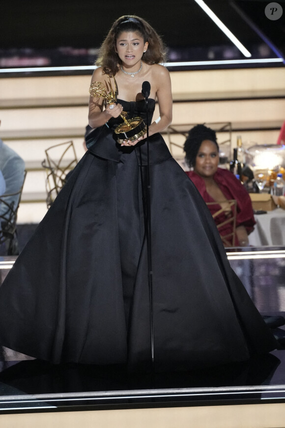 Zendaya, meilleure actrice dans une série dramatique, lors des Emmy Awards à Los Angeles. Elle porte une robe Valentino