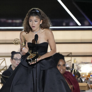 Zendaya, meilleure actrice dans une série dramatique, lors des Emmy Awards le 12 septembre 2022 à Los Angeles. Elle porte une robe Valentino