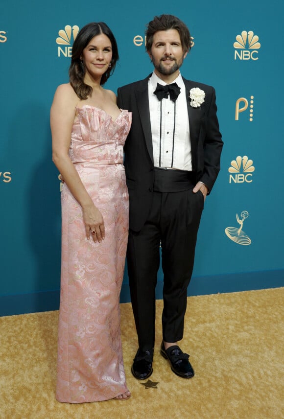 Adam Scott et Marie Kojzar arrivant à la 74e cérémonie des Emmy Awards à Los Angeles le 12 septembre 2022