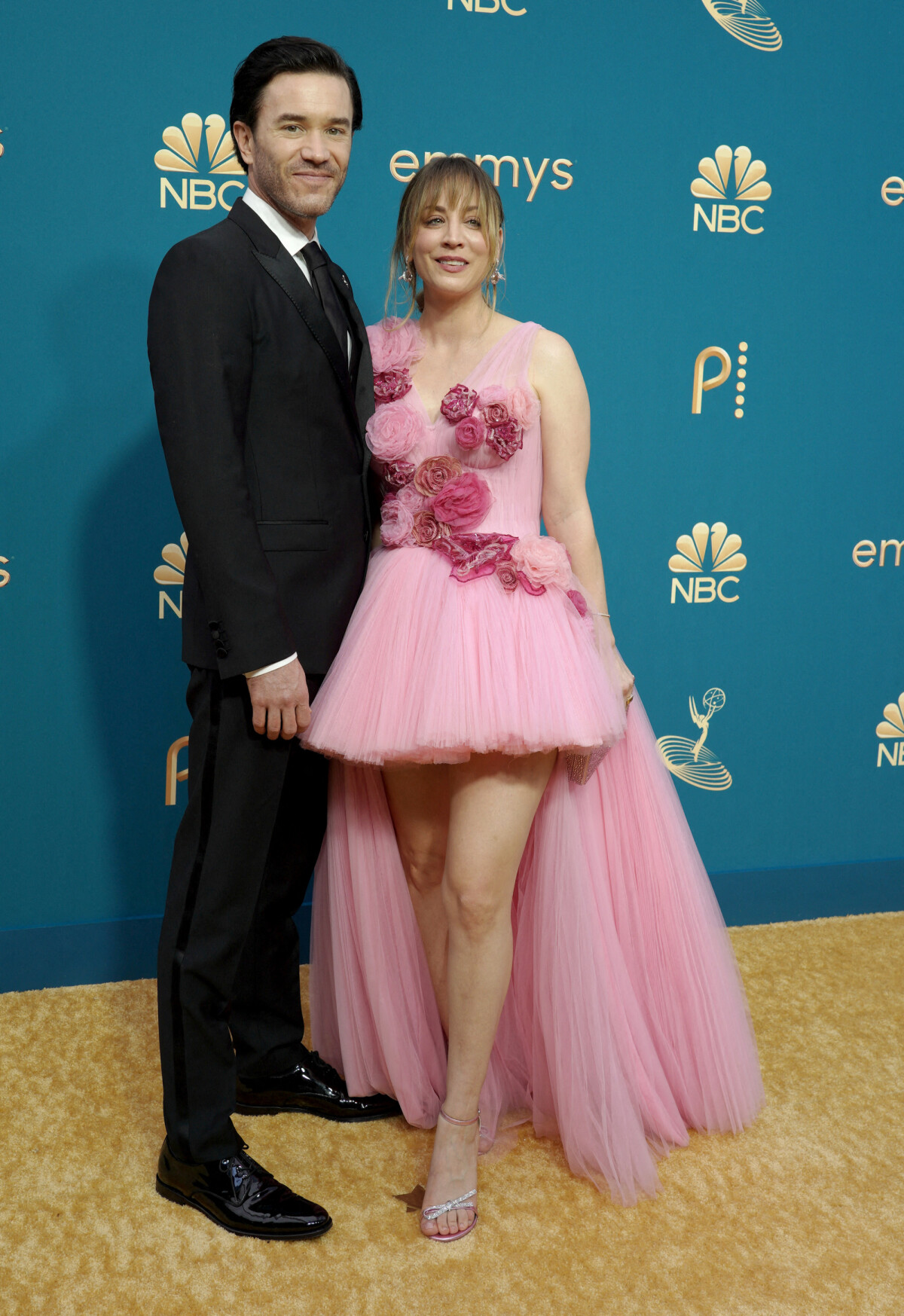 Photo : Tom Pelphrey et Kaley Cuoco arrivant à la 74e cérémonie des
