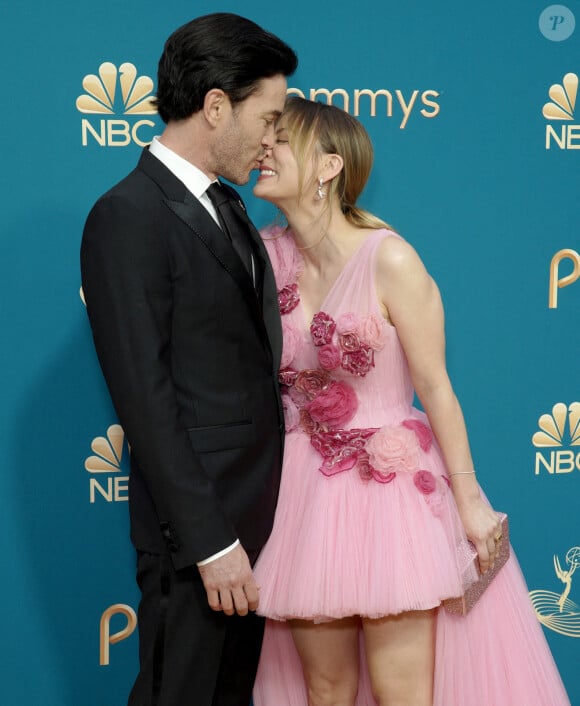Tom Pelphrey et Kaley Cuoco arrivant à la 74e cérémonie des Emmy Awards à Los Angeles le 12 septembre 2022