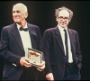 Archives - Jean-Luc Godard remet un prix lors de la clôture du Festival de Cannes.