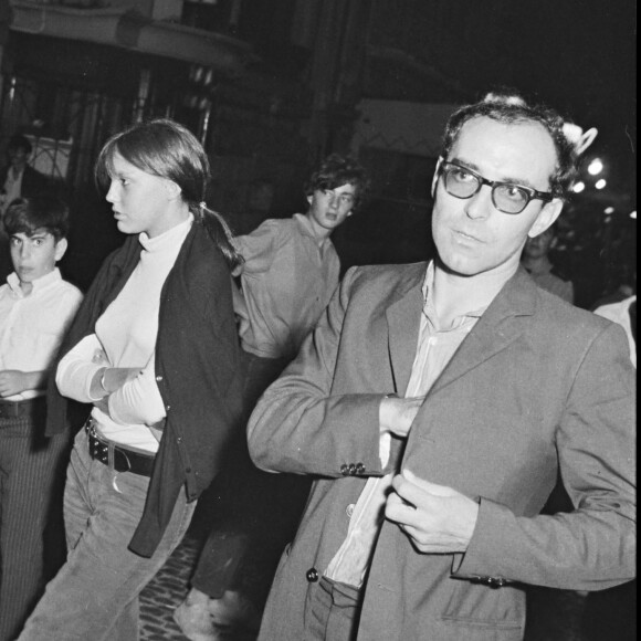 Anne Wiazemsky et Jean-Luc Godard lors de la première du film "La Chinoise" à Avignon. Elle succède à Anna Karina dans le coeur du cinéaste.