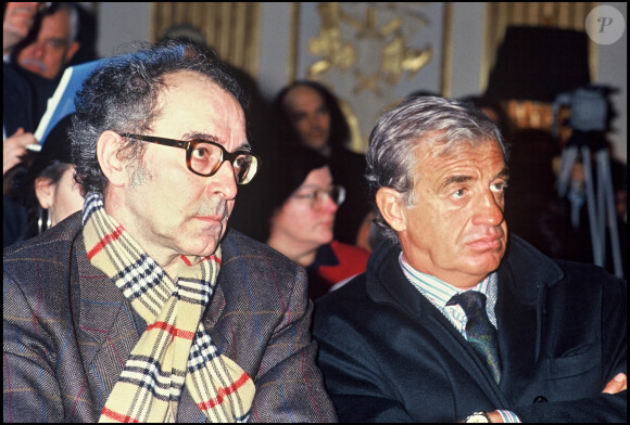 Archives - Jean-Luc Godard et Jean-Paul Belmondo lors d'une conférence de presse à Paris.