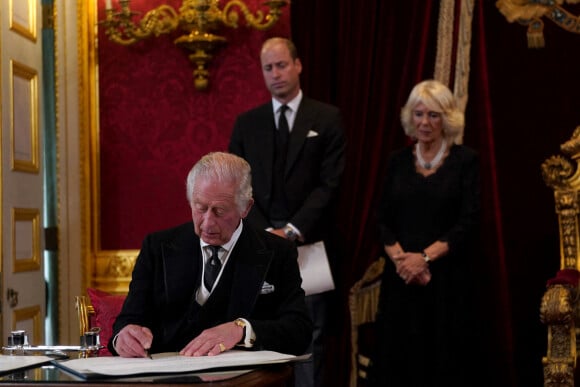 Le prince William, prince de Galles, la reine consort Camilla, le roi Charles III d'Angleterre - Personnalités lors de la cérémonie du Conseil d'Accession au palais Saint-James à Londres, pour la proclamation du roi Charles III d'Angleterre. Le 10 septembre 2022