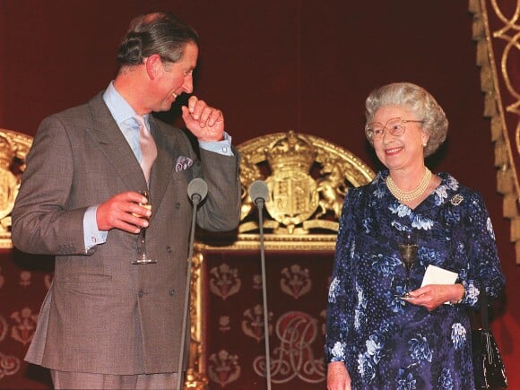 La reine Elisabeth II et son fils Charles en 1998