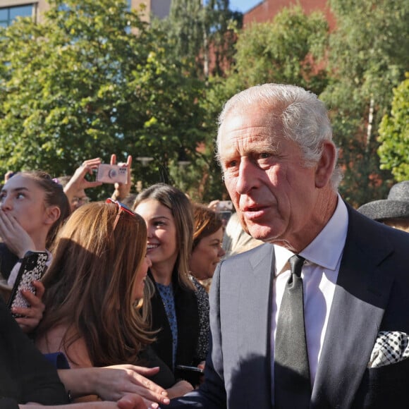 Le roi Charles III d'Angleterre et Camilla, reine consort d'Angleterre, vont à la rencontre de la foule à Belfast, à l'issue de la messe "Reflection for Queen Elizabeth II" à la cathédrale Sainte Anne. Le 13 septembre 2022.