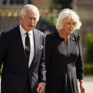 Le roi Charles III d'Angleterre et Camilla, reine consort d'Angleterre, saluent la foule aux abords du château de Hillsborough à Belfast